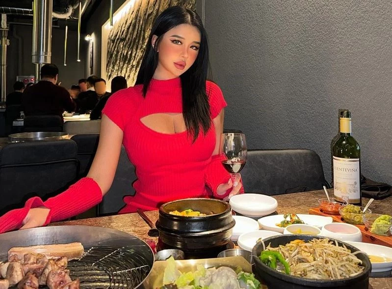 Trước đây, khi còn sống ở quê nhà, người đẹp sở hữu thân hình mảnh mai, nước da trắng đặc trưng của các cô gái Hàn Quốc. Thời điểm đó, dù theo đuổi nghề người mẫu song Skyla Cho không tạo được nhiều dấu ấn.