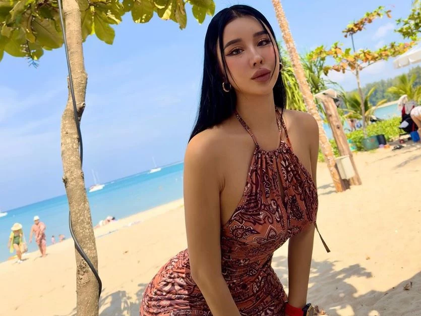 Từ khi thay đổi thị trường và hình tượng, cô nhận được nhiều lời mời hợp tác cũng như lượng fan không ngừng gia tăng.