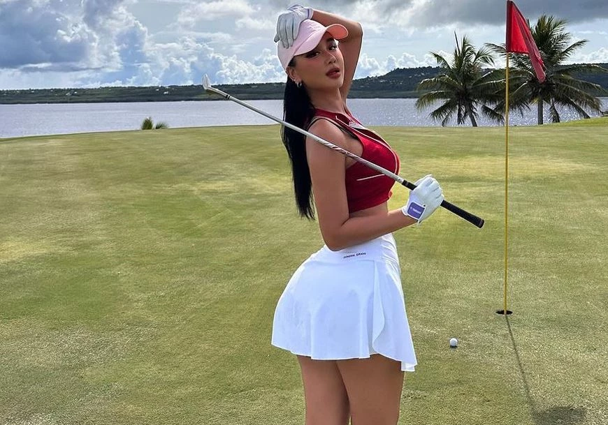 Cô nàng thường xuyên khoe những hình ảnh trên sân golf với đường cong nóng bỏng.