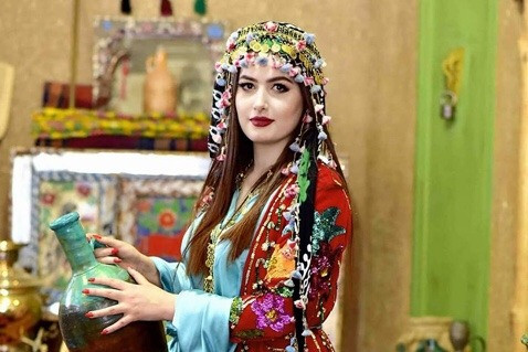 Những mỹ nữ người Kurd thường mang nét đẹp đặc trưng vùng Tây Á với đôi mắt to sâu thẳm, chiếc mũi cao và hàng lông mày rậm.