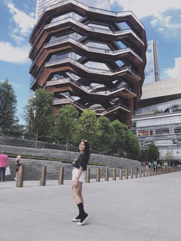 Ngoài ra, cô nàng còn sưu tầm những món đồ hiệu đến từ nhiều hãng thời trang nổi tiếng như Gucci, Louis Vuitton, Dior,…không khác gì một "dân chơi" thực thụ.