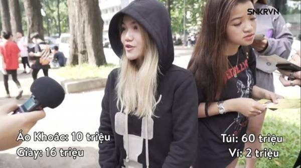 Và người tạo ra xu hướng đó chính là một cô gái 16 tuổi tham gia sự kiện Sneaker Fest 2018. Cô nàng gây ấn tượng với màn khoe set đồ gần 100 triệu đồng trên người gồm áo của Rick Owen 10 triệu, giày Gucci 16 triệu, túi Gucci 2600 USD (60 triệu) và ví Victoria Secret 2 triệu.