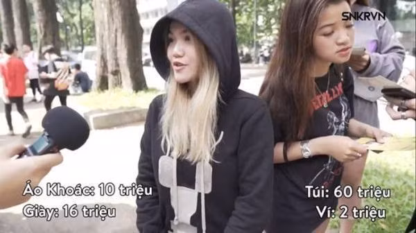 Và người tạo ra xu hướng đó chính là một cô gái 16 tuổi tham gia sự kiện Sneaker Fest 2018. Cô nàng gây ấn tượng với màn khoe set đồ gần 100 triệu đồng trên người gồm áo của Rick Owen 10 triệu, giày Gucci 16 triệu, túi Gucci 2600 USD (60 triệu) và ví Victoria Secret 2 triệu.