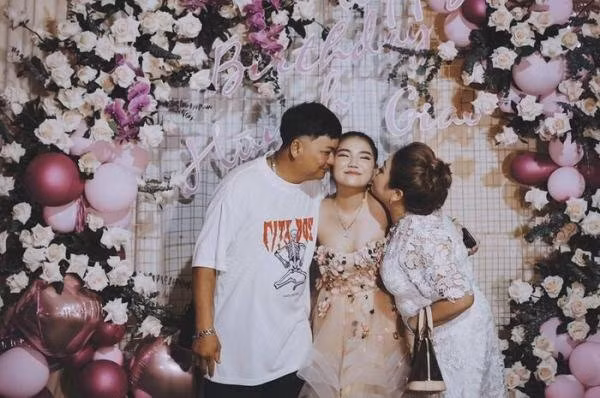 Sau 2 năm nổi lên với trào lưu khoe khoe đồ hiệu, hiện tại cuộc sống của Huỳnh Giao phải khiến nhiều người ghen tị vì quá sung túc và sang chảnh hết phần người khác.