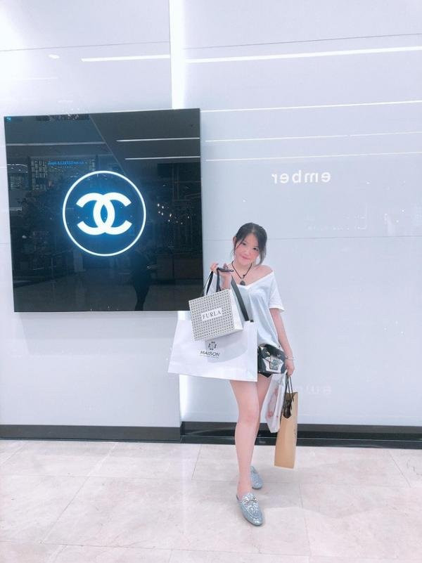 Cô gái này hiện đã xinh đẹp hơn xưa, và có cuộc sống sang chảnh xoay quanh đồ hiệu và những chuyến du lịch trong và ngoài nước.