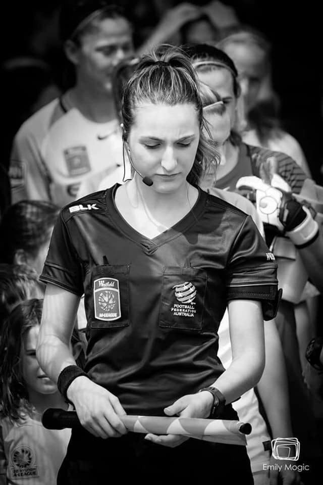 Nữ trọng tài xinh đẹp nhất SEA Games năm nay cho biết cô thường xuyên phải đối mặt với những chỉ trích gay gắt từ phía cổ động viên dù bản thân đưa ra các quyết định hoàn toàn chính xác.