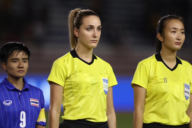 "Hot girl cầm còi" bắt đầu sự nghiệp bóng đá từ khi còn khá nhỏ tuổi và từng khoác áo của các CLB Glen Waverley Soccer Club, Whitehorse United.