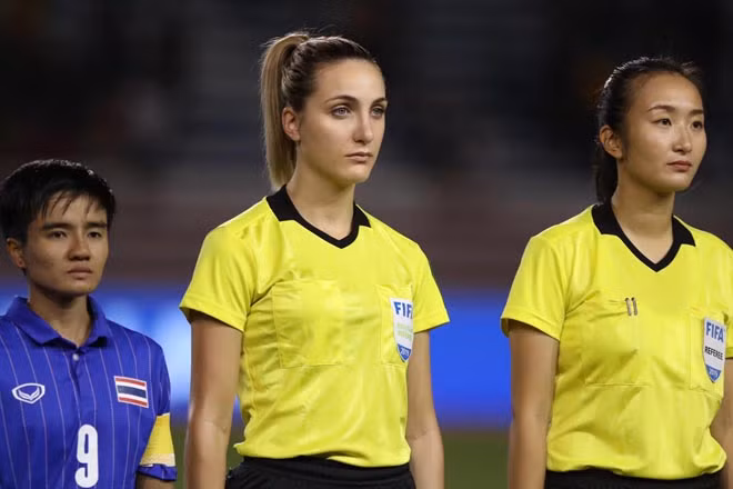 "Hot girl cầm còi" bắt đầu sự nghiệp bóng đá từ khi còn khá nhỏ tuổi và từng khoác áo của các CLB Glen Waverley Soccer Club, Whitehorse United.