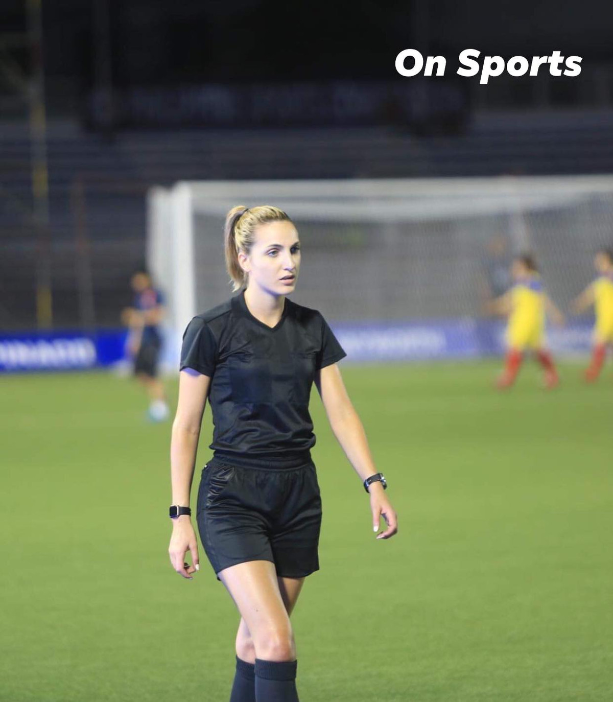 Joanna sở hữu thân hình săn chắc, đôi chân thon dài, nước da trắng và mái tóc vàng búi cao. Dù không hề trang điểm nhưng trông nữ trọng tài vẫn vô cùng xinh đẹp và cuốn hút.