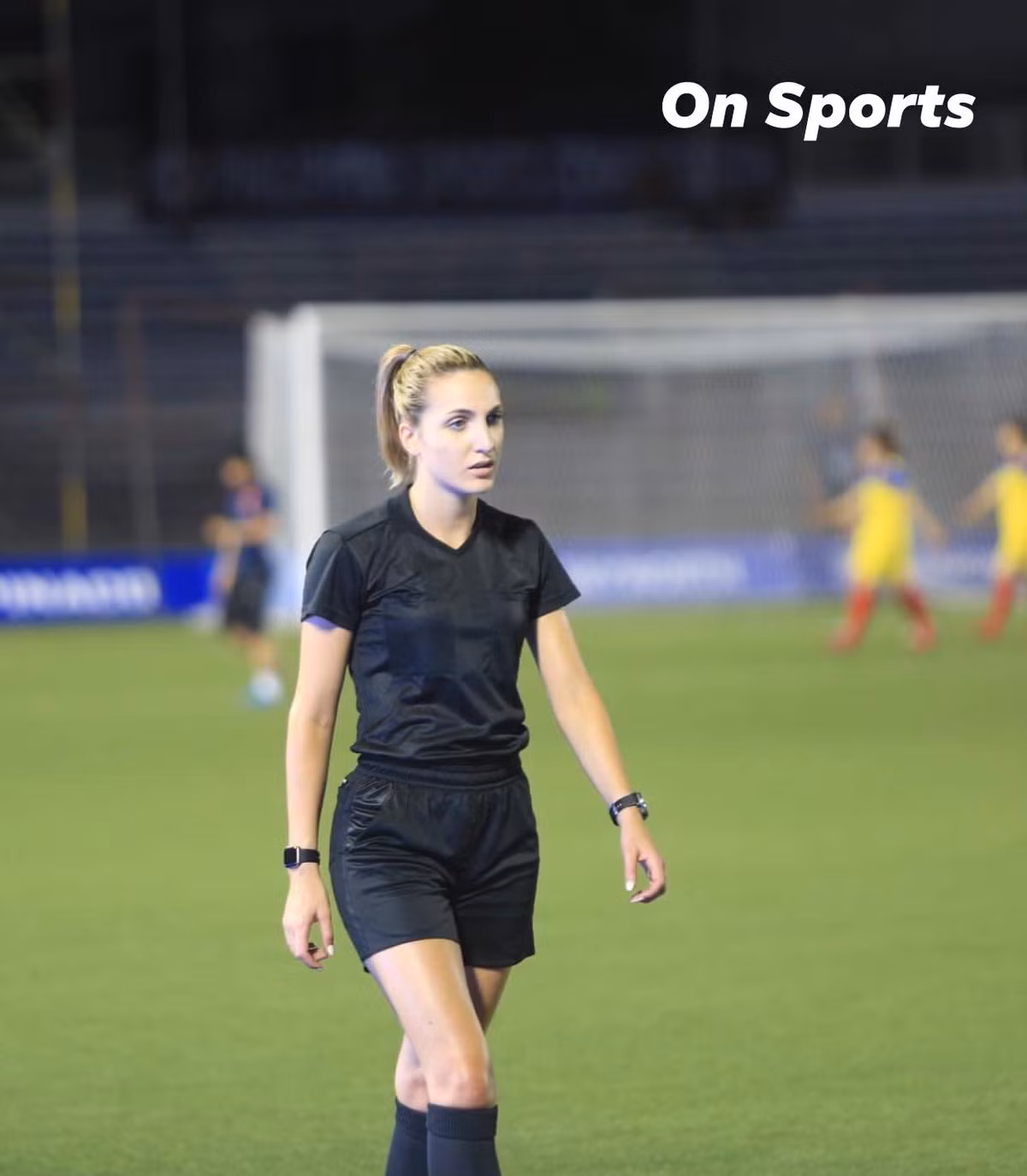 Joanna sở hữu thân hình săn chắc, đôi chân thon dài, nước da trắng và mái tóc vàng búi cao. Dù không hề trang điểm nhưng trông nữ trọng tài vẫn vô cùng xinh đẹp và cuốn hút.