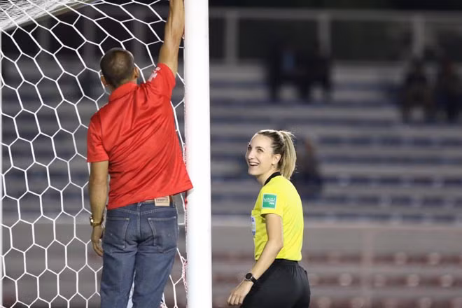 Trước khi trở thành trọng tài FIFA và có mặt tại SEA Games 2019, Joanna từng là cầu thủ thi đấu tại giải Vô địch quốc gia Australia.