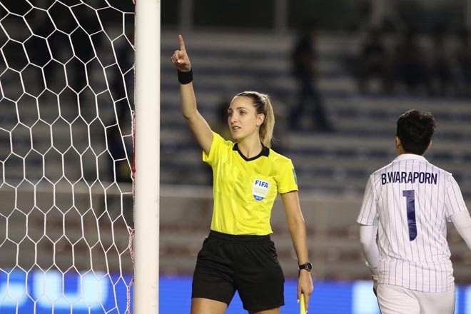 Chính Joanna Charaktis là người đã bắt lỗi việt vị của tiền đạo Taneekarn Dangda, không công nhận bàn thắng cho Thái Lan giúp Việt Nam chiến thắng với tỉ số 1-0 và bảo toàn được chiếc HCV SEA Games.