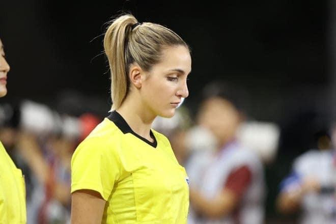 Joanna Charaktis (25 tuổi, Australia) xuất hiện trong trận chung kết môn bóng đá nữ tại SEA Games 30 giữa tuyển Việt Nam và tuyển Thái Lan với vai trò là trọng tài biên.