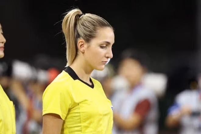 Joanna Charaktis (25 tuổi, Australia) xuất hiện trong trận chung kết môn bóng đá nữ tại SEA Games 30 giữa tuyển Việt Nam và tuyển Thái Lan với vai trò là trọng tài biên.