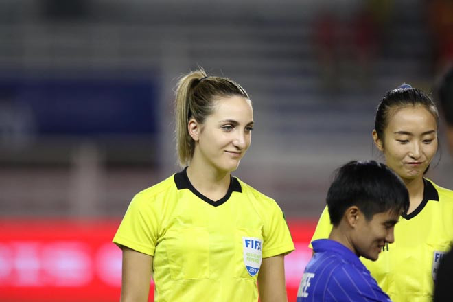 Năm 15 tuổi, Joanna Charaktis bắt đầu làm trọng tài theo định hướng của cha, ông Jim Charaktis, cũng là một trọng tài.