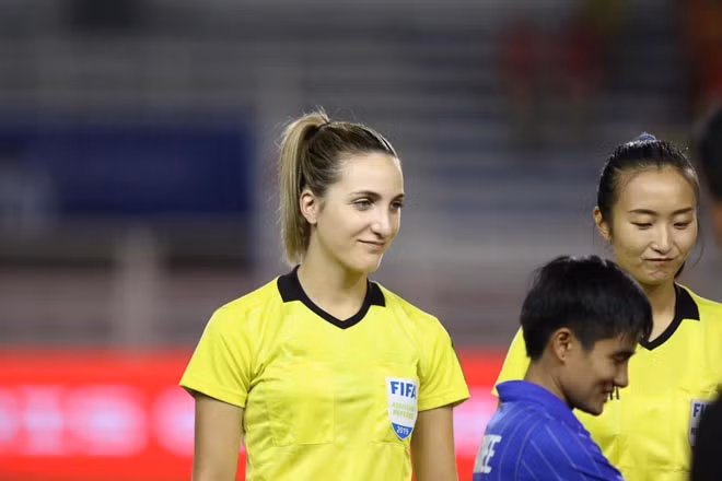 Năm 15 tuổi, Joanna Charaktis bắt đầu làm trọng tài theo định hướng của cha, ông Jim Charaktis, cũng là một trọng tài.