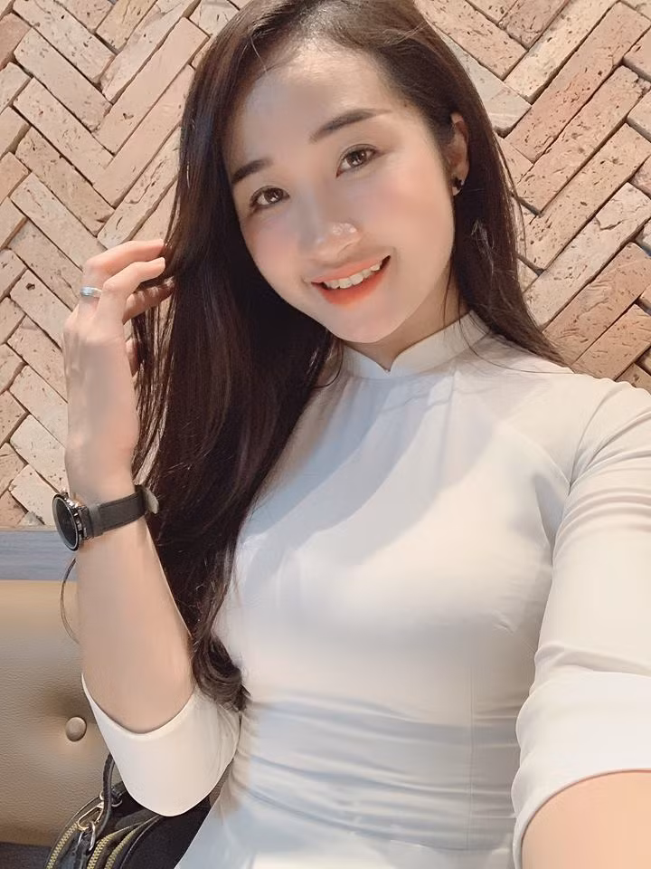 "Cô giáo hot girl” gốc Thái Bình thường xuyên nhận được nhiều lời khen ngợi từ cư dân mạng bởi gương mặt xinh đẹp và vóc dáng nóng bỏng. Hiện tại, cô nàng sở hữu trang cá nhân có tới gần 50.000 lượt theo dõi.