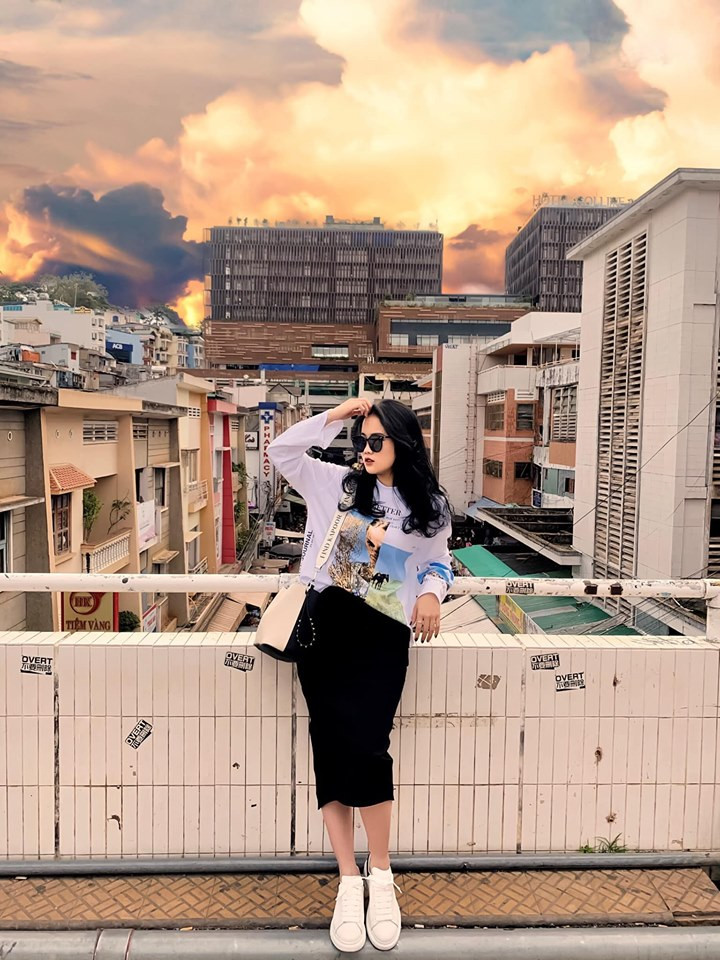 Cô nàng hiện là sinh viên Đại học Lao động và Xã hội và sở hữu trang cá nhân có gần 105.000 lượt theo dõi.