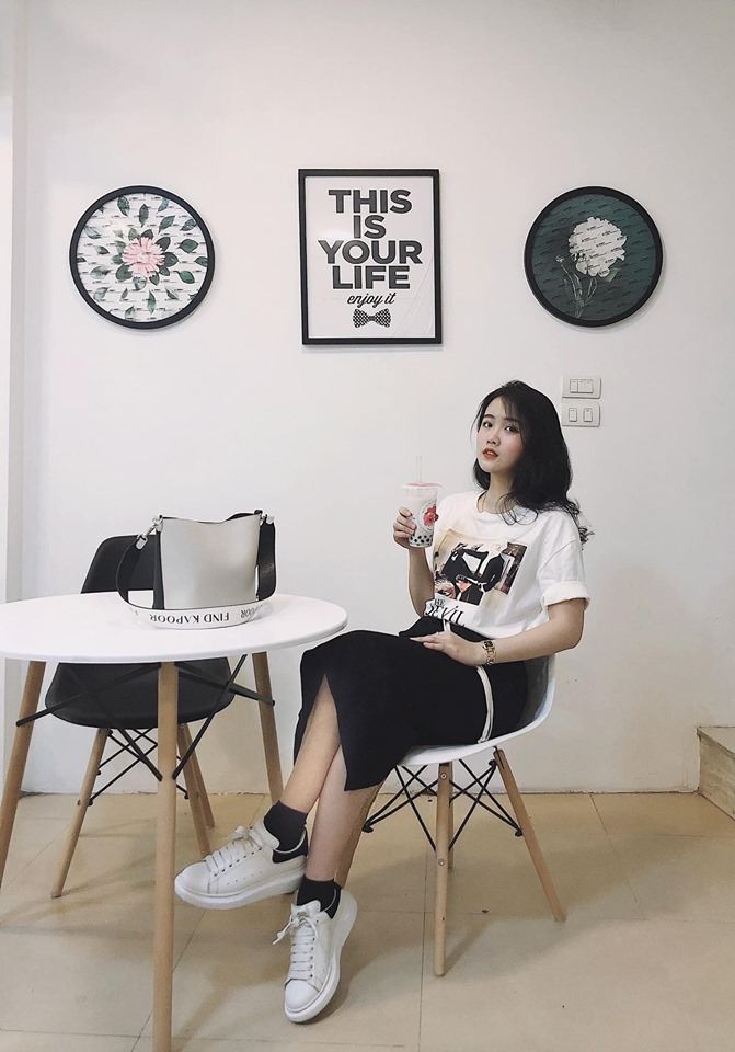 Sở hữu gương mặt xinh đẹp cùng phong cách thời trang trẻ trung, hot girl Thái Bình tuổi nhận được sự ủng hộ nhiệt tình từ CĐM khi sánh đôi bên hậu vệ tuyển Việt Nam.