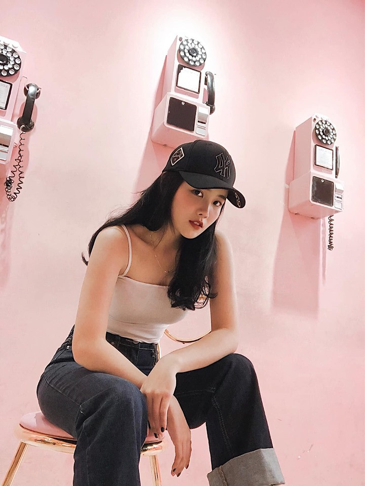 Nguyễn Hoàng Anh (sinh năm 1999) được cư dân mạng biết tới nhiều hơn kể từ khi công khai chuyện tình cảm với cầu thủ Đoàn Văn Hậu vào tháng 4/2018