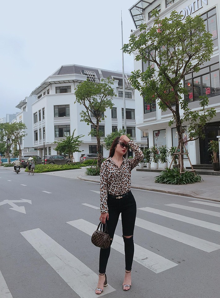 Năm 2013, Phương Thảo đoạt giải hoa khôi cuộc thi Nữ sinh Thanh lịch của Cao đẳng Sư phạm và Á khôi cuộc thi Duyên dáng Sư phạm toàn quốc. Sau khi tốt nghiệp, cô thi tuyển công chức và đỗ biên chế vào trường Tiểu học Phú Diễn năm 2014.