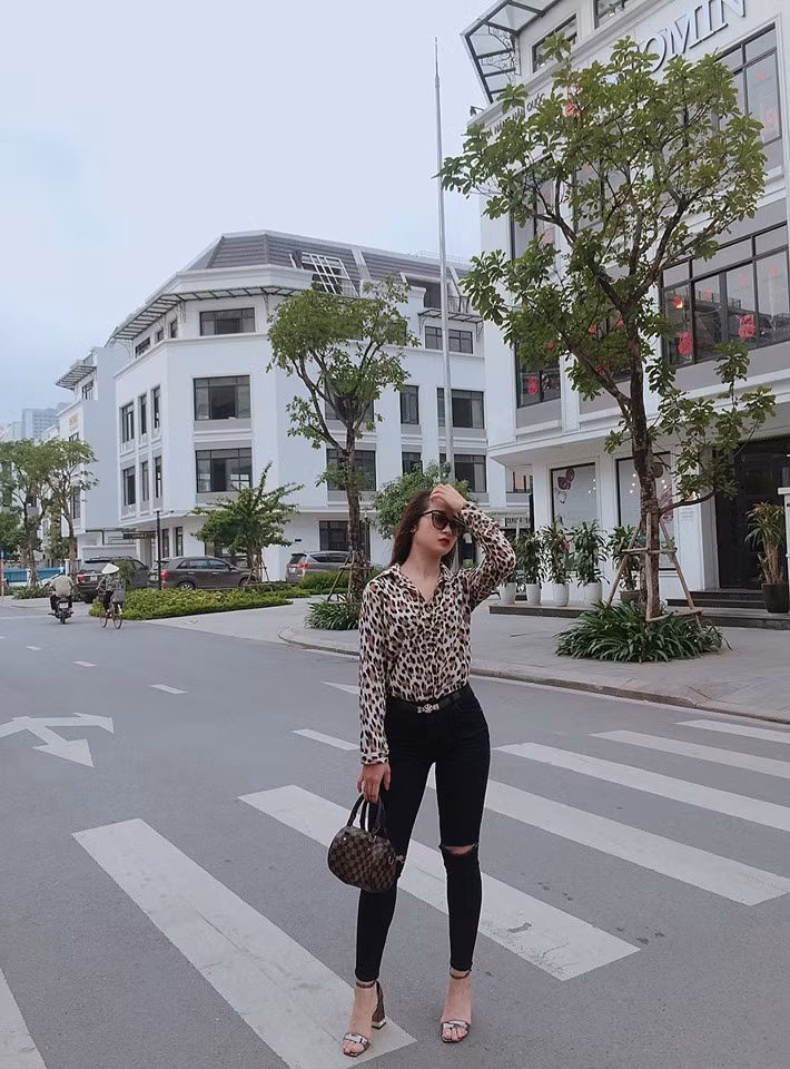 Năm 2013, Phương Thảo đoạt giải hoa khôi cuộc thi Nữ sinh Thanh lịch của Cao đẳng Sư phạm và Á khôi cuộc thi Duyên dáng Sư phạm toàn quốc. Sau khi tốt nghiệp, cô thi tuyển công chức và đỗ biên chế vào trường Tiểu học Phú Diễn năm 2014.