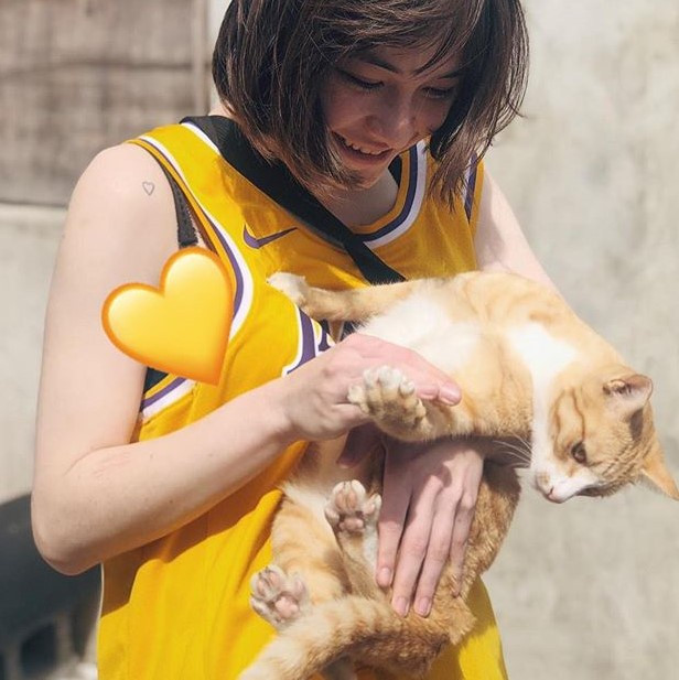 Mới đây, Phoebe gây ấn tượng mạnh khi tham gia vào MV In Circles của nhóm Crispy. Cô nàng hút hồn mọi người xem bằng vẻ đẹp cổ điển, sang trọng.