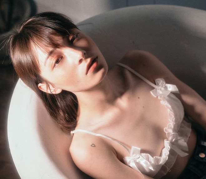 Tuổi nhỏ nhưng hot girl này không ngần ngại thực hiện các bộ ảnh táo bạo khoe ba vòng nóng bỏng.