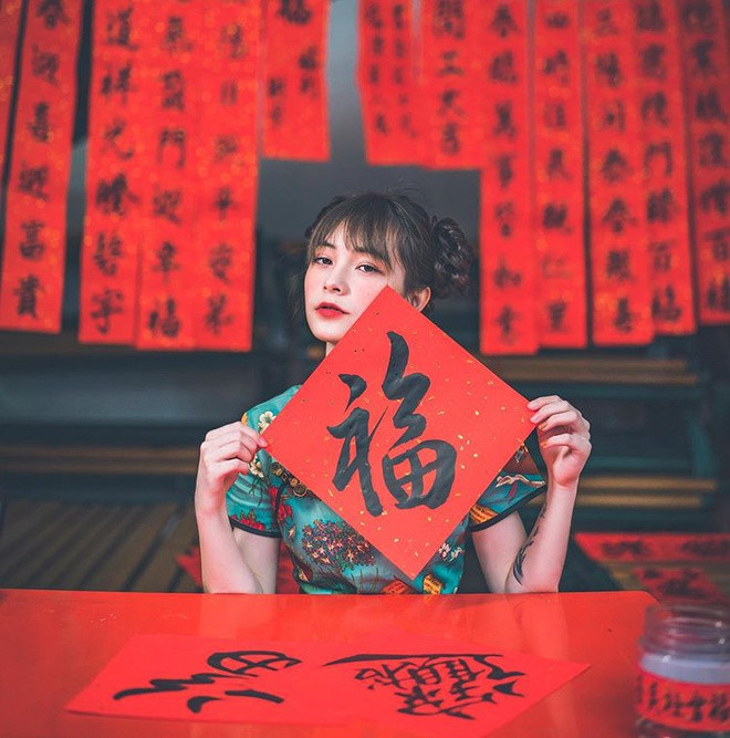 Với lợi thế ngoại hình, hot girl được nhiều nhãn hàng chú ý mời cô làm mẫu ảnh cũng như gương mặt đại diện, quảng cáo thương hiệu trên trang cá nhân. Điều này giúp Phoebe tăng thêm thu nhập đáng kể.