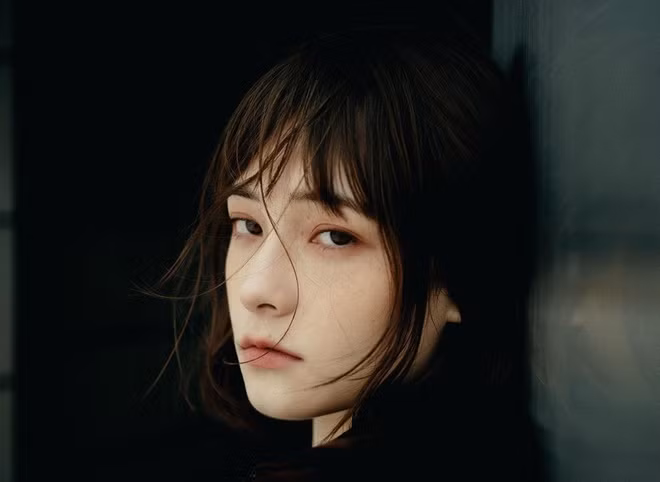 Hot girl Đài Loan thường xuyên nhận lời làm mẫu quảng cáo, cô nàng cũng có phong cách hoá thân cực đa dạng. Ở mỗi bộ ảnh, Phoebe lại gây ấn tượng với phong thái cực kỳ thu hút. Thế nhưng điểm đặc biệt là cô nàng rất ít khi cười khiến dân mạng liên tưởng đến "nữ hoàng băng giá" luôn u sầu.