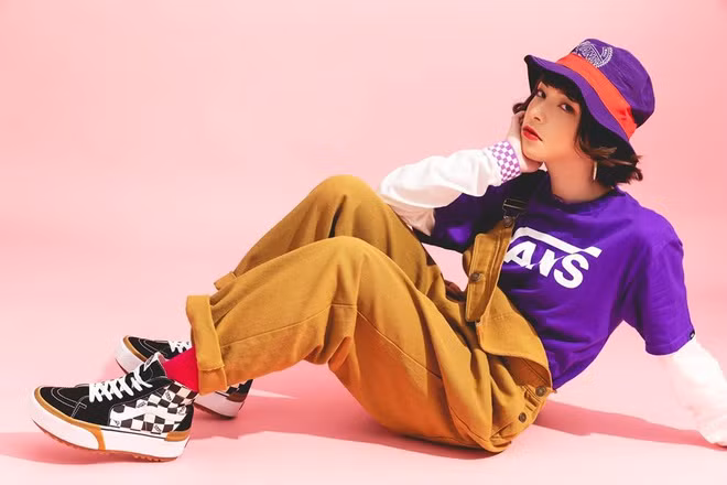 Mới 20 tuổi, Phoebe đã kiếm bộn tiền nhờ nhan sắc cực phẩm của mình. Có lượng theo dõi trên mạng xã hội cực lớn nên cô nàng thuận lợi trong cả việc PR bản thân lẫn nhận hợp đồng quảng cáo.