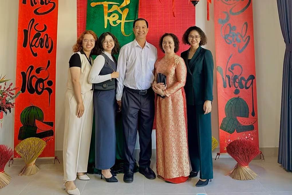 3 chị em Hoàng Duyên, Kiều Nhi và Tuyết Nhi chụp ảnh cùng bố mẹ