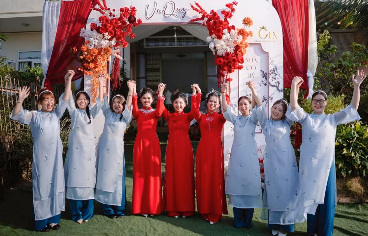 Chẳng phải ngẫu nhiên mà 3 chị em Kiều Nhi đồng lòng tổ chức lễ cưới cùng một ngày. Sự đoàn kết có được đều nhờ công lao dạy dỗ của bố mẹ. 3 chị em từ bé đến lớn đều rất thân thiết.