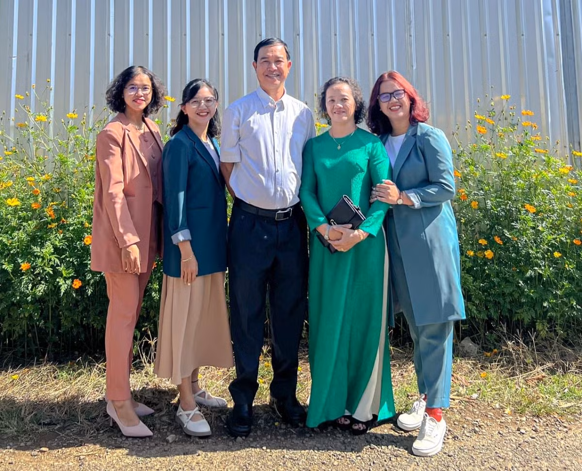 Cả 3 cùng chung sức chung lòng chuẩn bị lễ cưới. Ba chị em chia nhau các công việc như in thiệp cưới, chụp hình, trang trí nhà cửa, hôn trường…