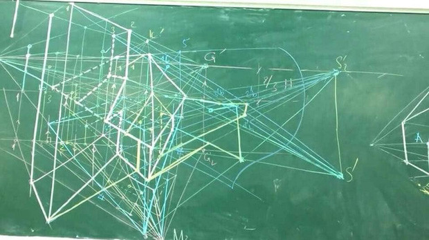 Rơi bút rồi cúi xuống nhặt lên, hình không gian đã biến đổi hoàn toàn khác, không còn là nó ban đầu khiến ai nấy hốt hoảng.