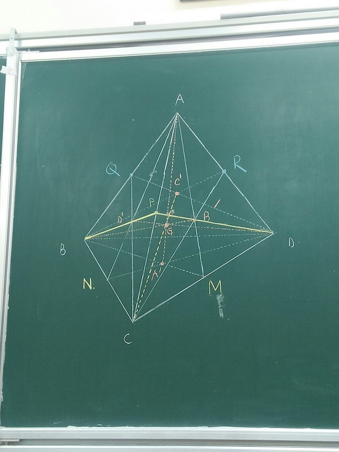 "Nhìn bức ảnh này như có âm thanh vậy, đó chính chính là tiếng khóc của chính bản thân và các bạn cùng lớp", "Tại sao mình lại qua được môn toán nhỉ? Các bạn cứ nói học sinh Văn bay bổng nhưng để nhìn ra được hình này chắc các bạn chuyên Toán đầu óc lên tầm vũ trụ rồi" - Dân mạng dở khóc dở cười bình luận.