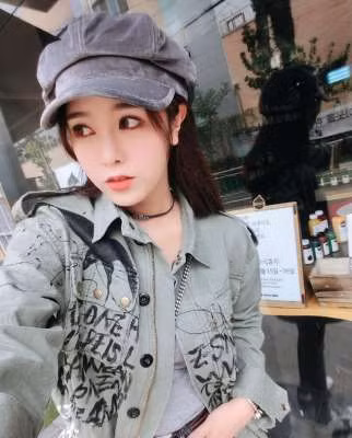 Lâm San San có tới 7,5 triệu lượt follow và sở hữu lượng tương tác cao nhất trên mạng xã hội. Trong những bức hình cô đăng tải, 9X này có vẻ đẹp chuẩn hot girl với làn da trắng, đôi mắt to tròn và gương mặt thon gọn.