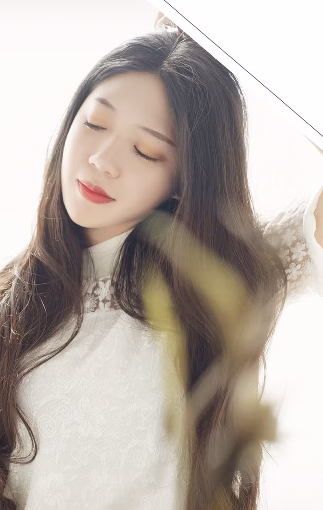 Theo những bức ảnh trên trang cá nhân, Lâm Lâm sở hữu nhan sắc khả ái, làn da trắng, vóc dáng cân đối, hot girl triệu like này được nhiều nhãn hàng ưa thích chọn làm đại diện quảng cáo trên MXH.