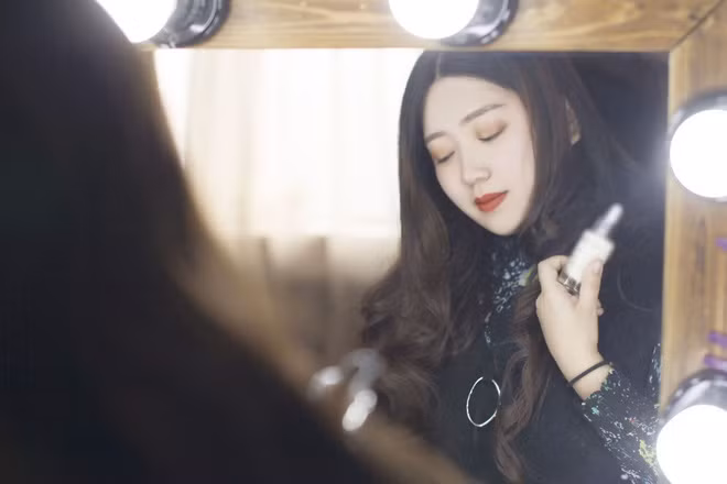 Cô gái có tên là Nhị Lâm Lâm, sinh năm 1994 đến từ Hắc Long Giang được biết đến với biệt danh hot girl triệu follow khi sở hữu trang cá nhân có tới 1,8 triệu lượt theo dõi. Tuy nhiên, cô nàng này mới đây đã khiến nhiều người giật mình khi chứng kiến ngoại hình thật khác xa so với lúc đặp "7749 filter" làm đẹp.