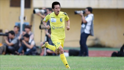 Năm 2010 Văn Quyết được CLB Hà Nội T&amp;T đưa về làm nòng cốt của CLB này tại V.League.