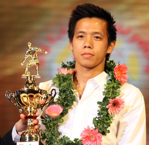 Cũng trong năm 2010, Văn Quyết giành giải Cầu thủ trẻ xuất sắc nhất.