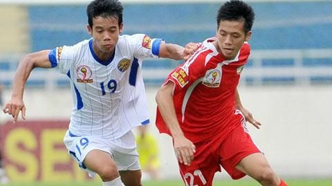 Văn Quyết sinh tại Thạch Thất, Hà Tây (nay là Hà Nội). Anh là con út trong một gia đình có 5 anh chị em, từ nhỏ đã có ước mơ trở thành cầu thủ bóng đá. Năm 15 tuổi, anh đến tập luyện tại lò đào tạo trẻ Thể Công.