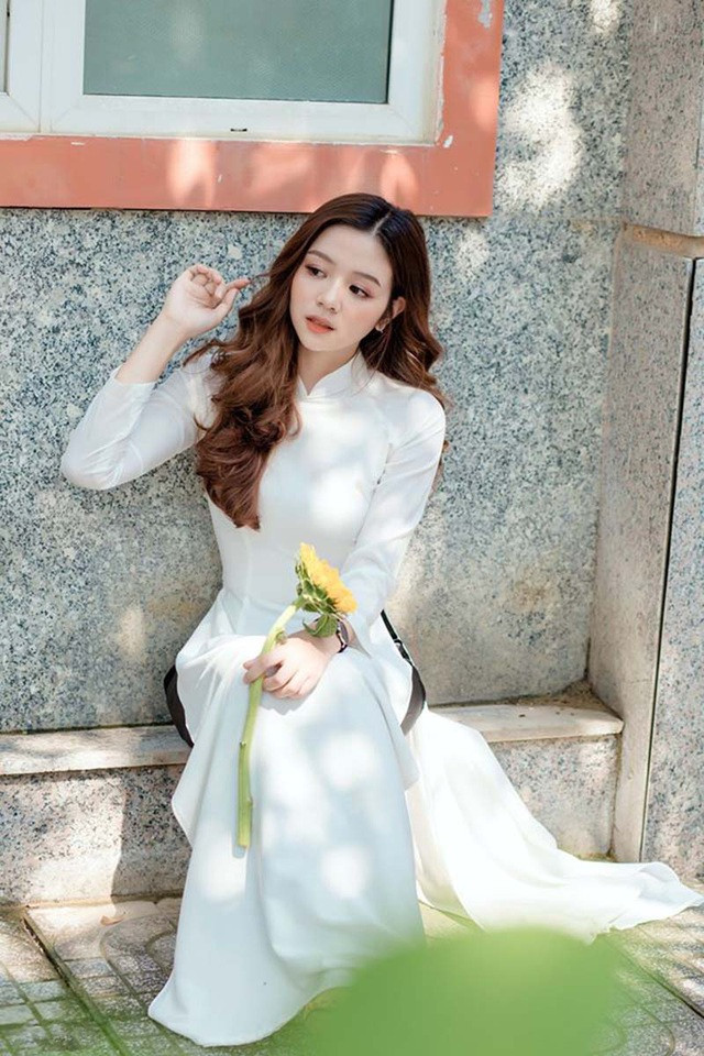 Hiện tại ngoài thời gian học tập, nâng cao kỹ năng nghề nghiệp thì Linh Chi còn tranh thủ đi làm thêm để đỡ đần cho bố mẹ.