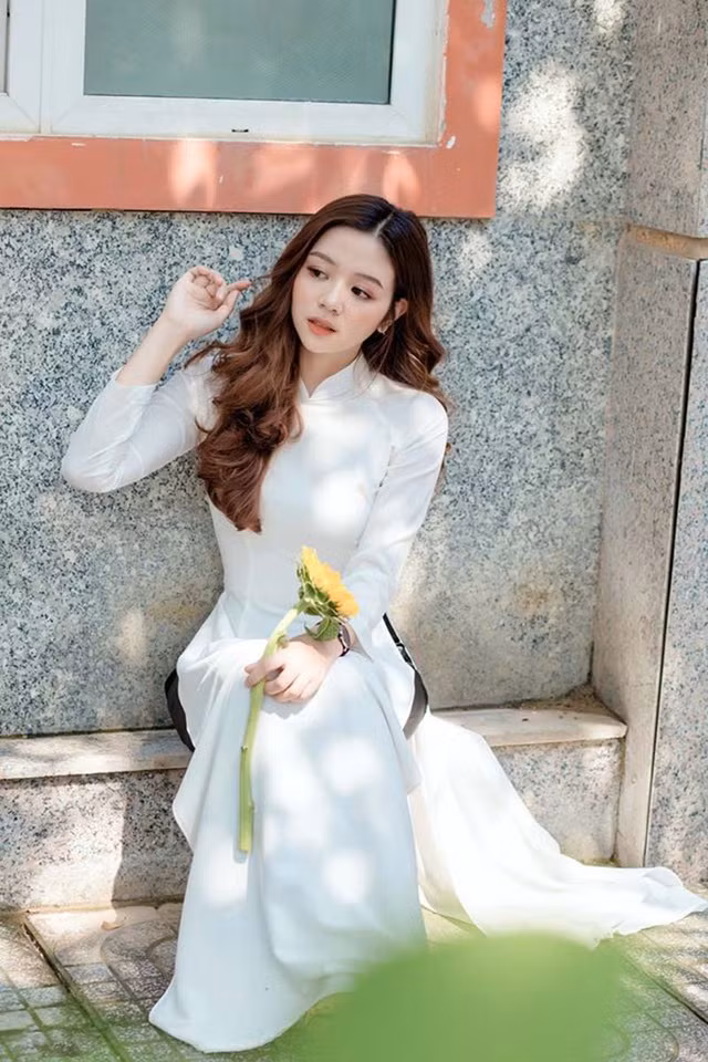 Hiện tại ngoài thời gian học tập, nâng cao kỹ năng nghề nghiệp thì Linh Chi còn tranh thủ đi làm thêm để đỡ đần cho bố mẹ.