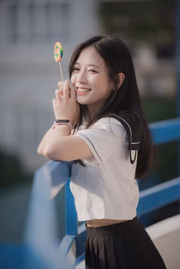 Trần Thị Hoài Linh (sinh năm 2001, quê Phú Thọ) cũng là nữ sinh ngành Y, Dược gây chú ý cộng đồng mạng. Cô nàng có gương mặt trong veo, nhẹ nhàng. Hiện Linh đang theo học khoa Điều dưỡng, ĐH Y Hà Nội.