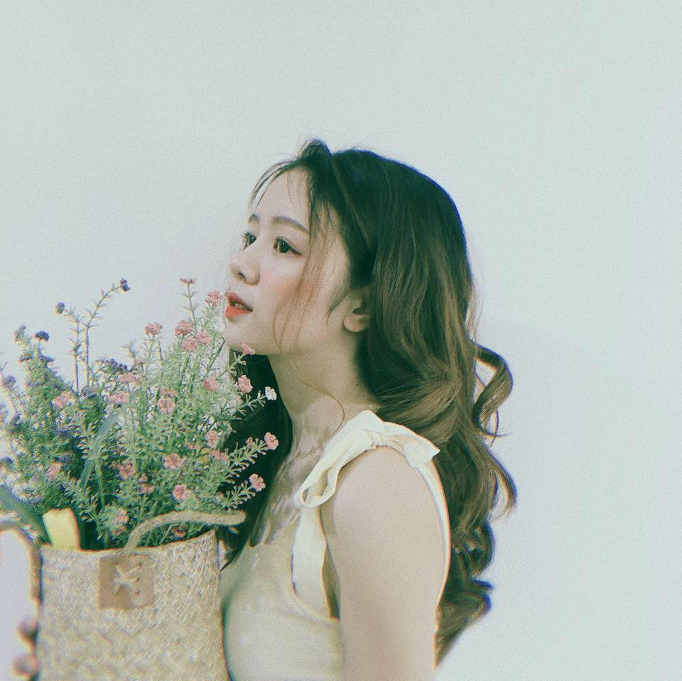 Có thời gian rảnh Linh Chi thích đi chơi, sum họp cùng mọi người trong gia đình. Nữ sinh còn rất thích chụp ảnh, xem phim và làm công tác tình nguyện. Mời quý độc giả đón xem thêm video Vì sao sinh viên trường y khó kiếm việc làm? - Nguồn: KÊNH VTC1