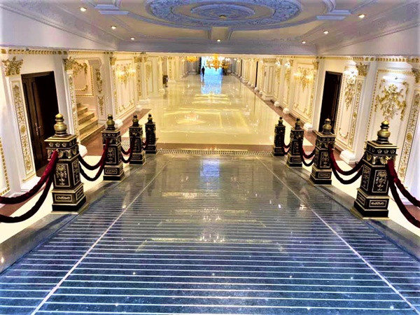 Theo chia sẻ từ công ty thiết kế, công trình này có nhiều phần được ốp đá Tây Ban Nha. Hàng vạn m3 khối gỗ quý được được sử dụng. Chiều cao nội thất đại sảnh vòm không gian trong nhà thông tầng tương đương với chiều cao của nhà 11 tầng, đường kính rộng tới 18m không có cột ở giữa, chiều cao kiến trúc phía ngoài tương đương với chiều cao của tòa nhà 18 tầng vời số tiền đầu tư lên tới hơn nghìn tỷ đồng.