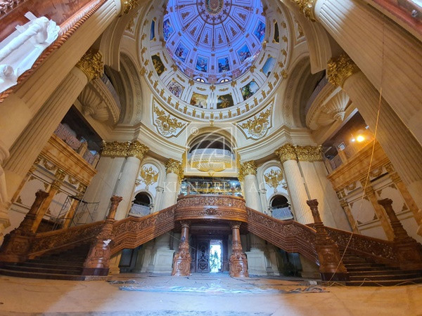 Tòa nhà siêu khủng có tên Thành Thắng thuộc sở hữu của ông Đỗ Văn Tiến (52 tuổi) - một doanh nhân ở Ninh Bình trong lĩnh vực sản xuất xi măng. Công trình này được khởi công xây dựng từ năm 2016 nằm trên quốc lộ 1A, huyện Gia Viễn.