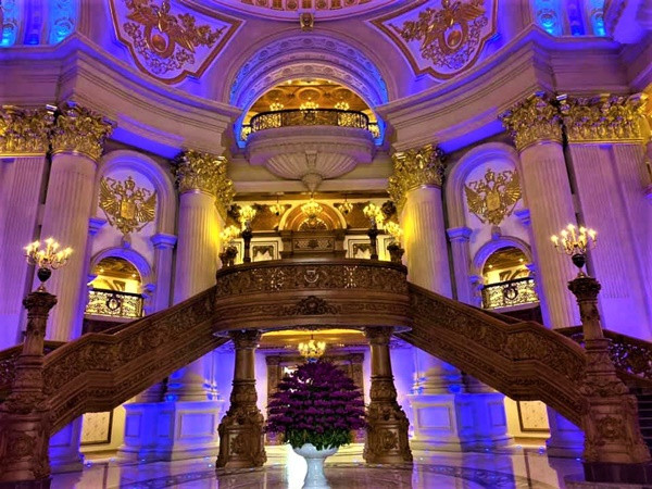 Ngoài ra còn có 1 phòng nghe nhạc rộng khoảng 700 m2 với đủ bộ sân khấu, chứa được hơn 300 khán giả.