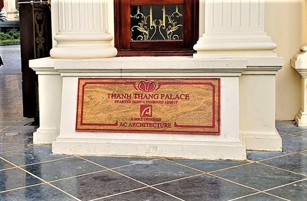 Tòa lâu đài siêu khủng có tên Thành Thắng thuộc sở hữu của ông Đỗ Văn Tiến (52 tuổi) - một doanh nhân ở Ninh Bình trong lĩnh vực sản xuất xi măng. Công trình này được khởi công xây dựng từ năm 2016 nằm trên quốc lộ 1A, huyện Gia Viễn.